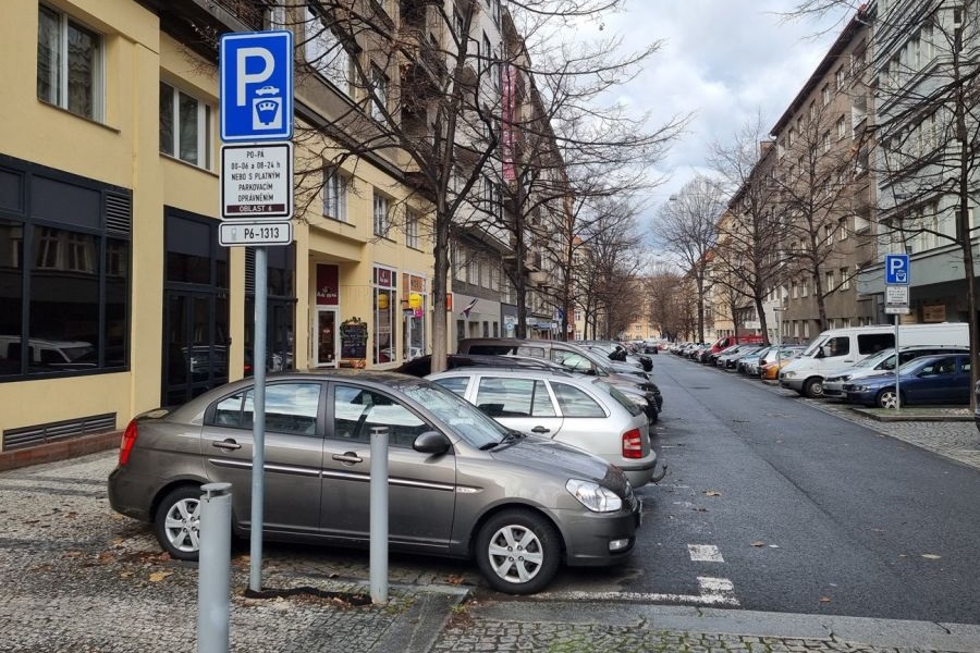 Prague to tighten parking rules in paid zones from 2026